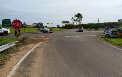 Mulher capota na rotatória de Tupi Paulista