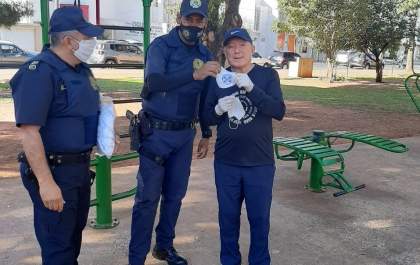 Guarda Municipal distribui máscaras no Calçadão de Araçatuba