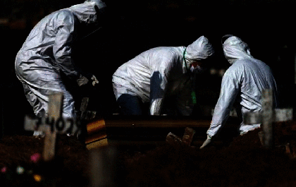 Homem de 65 anos é sepultado na madrugada após morte por covid 19