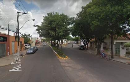 Ciclista e motociclista ficam feridos após colisão na Prestes Maia