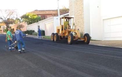 Prefeitura recupera 1,3 quilômetro de asfalto com reperfilamento