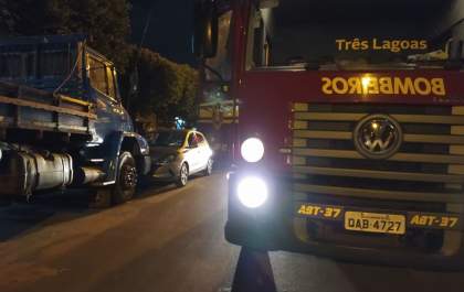 Mulher bate carro em caminhão estacionado em Três Lagoas