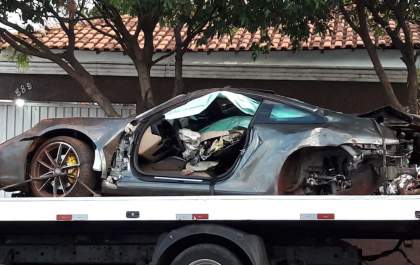 Empresário de Araçatuba fica ferido após bater Porshe em árvore em vicinal de Birigui
