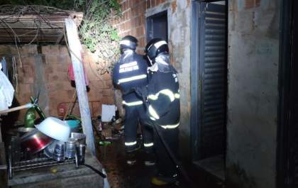 Fogo em residência mobiliza Corpo de Bombeiros de Três Lagoas