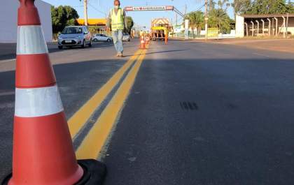 Governo de Andradina revitaliza a sinalização de ruas com pintura refletiva