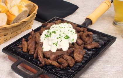 Entranha bovina grelhada com molho gorgonzola é mais uma receita surpreendente do Chef Amon Assis
