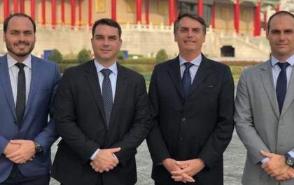 Facebook desvinculou contas ligada a familia Bolsonaro