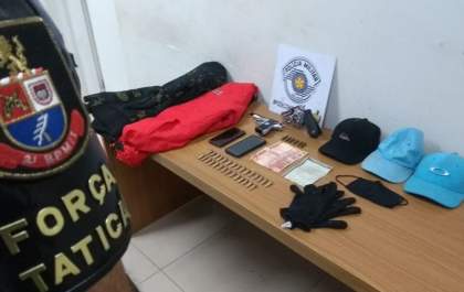Tático apreende drogas e arma com trio em carro