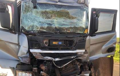 Motorista morre ao bater caminhão na traseira de canavieiro na Rondon