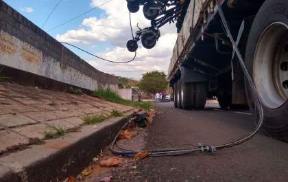 Caminhão transportando implementos agrícolas destrói fiação na Baguaçu