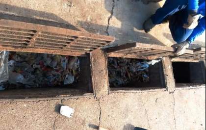 IRRESPONSABILIDADE: Bueiro no Bairro Santa Rita vira depósito de lixo