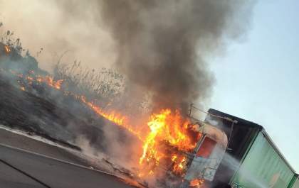 Carreta com celulose pega fogo na BR 158