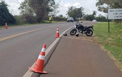 Duas pessoas caem de moto na rodovia após serem atacadas por abelhas em Tupi Paulista