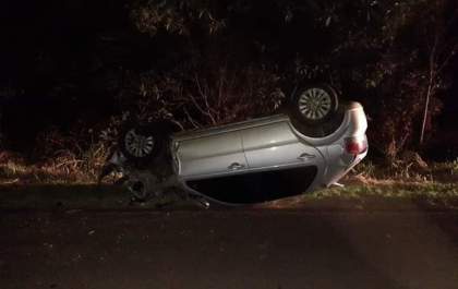 Carro capota ao bater na traseira de trator