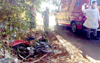 Atacado por abelhas, bombeiro passa mal, cai de moto e é socorrido em Andradina