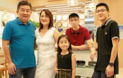 Ótica e Relojoaria Omega uma família que cresce e abre sua segunda loja
