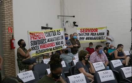 Sob protestos, vereadores aprovam aumento da alíquota previdenciária em Birigui