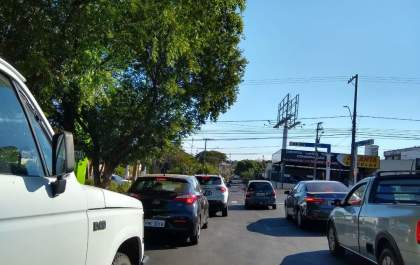 Trânsito na avenida Brasília com Liberdade é interditado para reforma de sarjetão