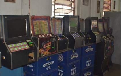 Polícia apreende 7 máquinas caça-níqueis em bar no Amizade