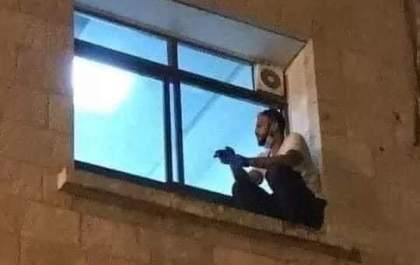 Homem escala parede de hospital para ver a mãe com coronavírus