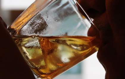 Acusado de embriaguez, garçom entra no carro, pega cerveja e continua bebendo na frente dos policiais