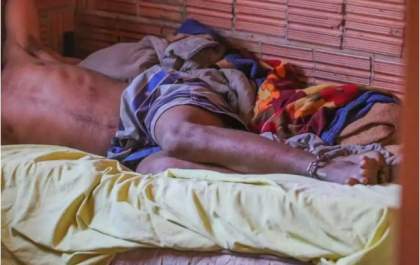 Pais acorrentam filho para evitar que saia de casa para usar drogas