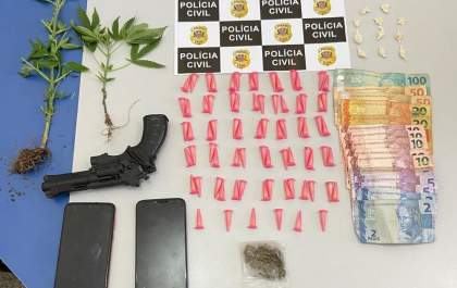 Polícia Civil prende dupla com drogas e arma de brinquedo