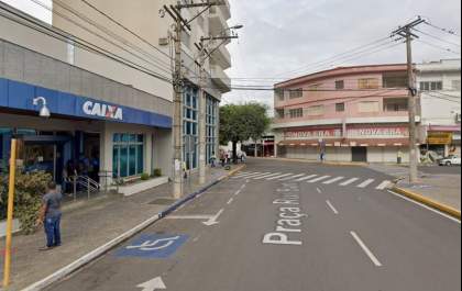 Homem é retirado de agência bancária após ser flagrado mexendo no órgão genital