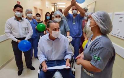 Após 126 dias, médico volta para casa curado da covid-19