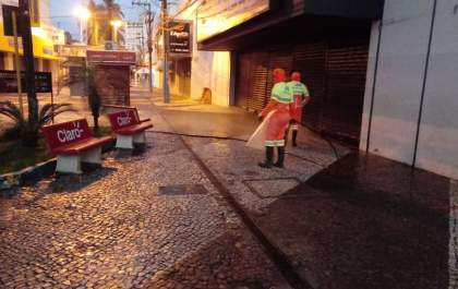 Calçadão passa por nova higienização contra a covid-19