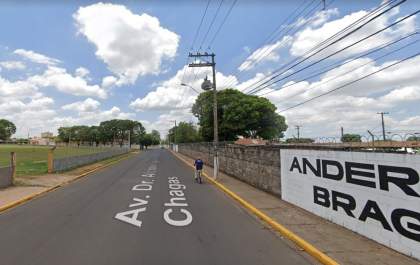 Adolescente de 15 anos bate carro em poste e deixa colega ferido
