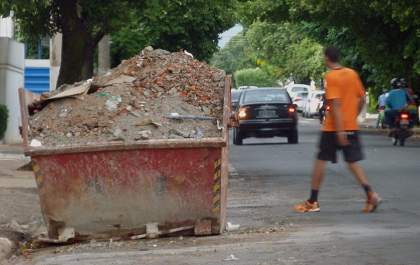 Caçambas deverão ficar na frente do imóvel gerador do entulho