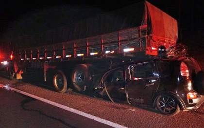 Piloto morre ao bater carro na traseira de caminhão na Rondon