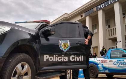 GOE/Deic prende acusados de roubar armas e tratores em fazenda