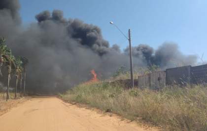 Incêndio atinge ferro-velho à beira da Rondon