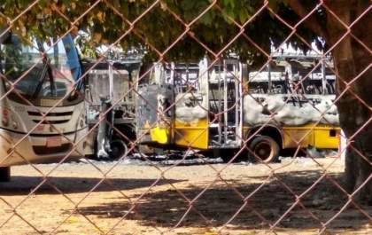 Ônibus são incendiados em pátio de oficina