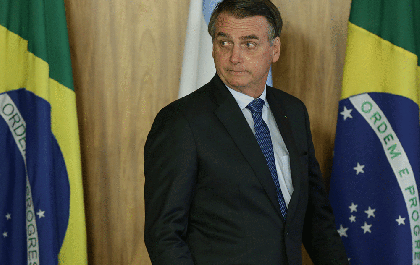 Bolsonaro faz piada sobre aplicação retal de ozônio no tratamento do novo coronavírus
