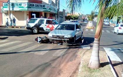Jovem morre ao ter moto atingida por carro no Centro de Castilho