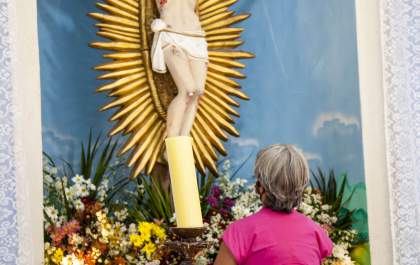 `Nem o Covid impediu as penitências de fé no Bom Jesus. Romeiros mereciam pelo menos o asfalto que lhes foi prometido´, afirma Guto Marão