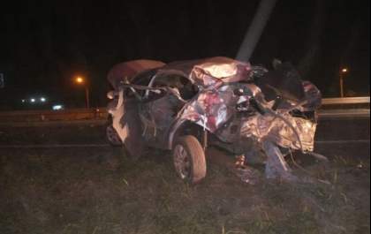 Homem é arremessado do carro e morre após bater em caminhão na Rondon