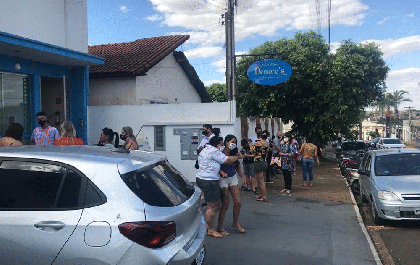 Multidão faz fila na sorveteria para que ela não feche as portas