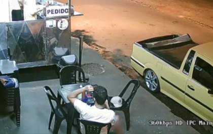 Cliente arranca fio de cabelo e coloca no lanche para não ser cobrada pelo pedido