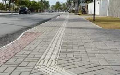 Prefeitura constrói calçada na Vila Zucão