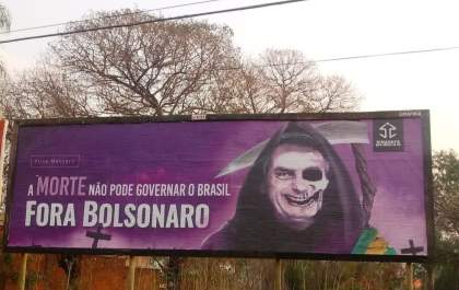 Placas associando Jair Bolsonaro a mortes por Covid-19 no Brasil são derrubadas em município de MS