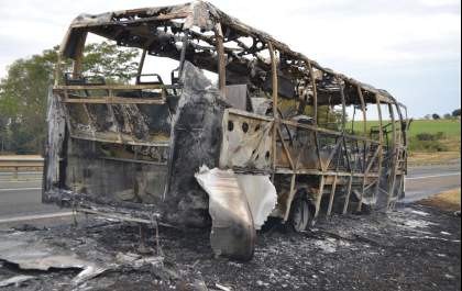 Incêndio destrói micro-ônibus que voltava do AME em Araçatuba