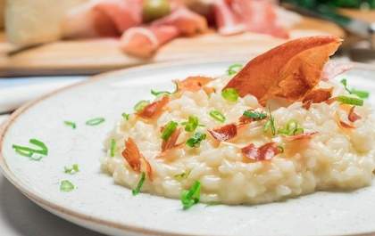 Aprenda a preparar um delicioso risoto de queijo brie com a equipe do Empório Dias