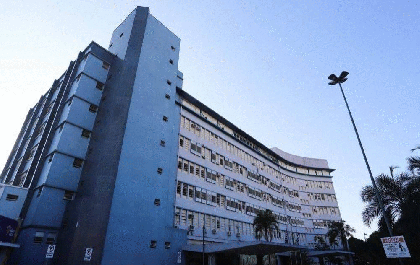 Menino de 3 anos tem dedo decepado após prendê-lo em carrinho