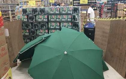 Homem morre dentro do Carrefour e tem corpo coberto por guarda-sóis&nbsp;