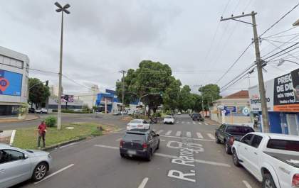 Mulher é notificada por vender pipoca no semáforo com filhos menores