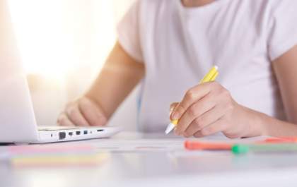 Estudo aponta que fazer anotações à mão é mais vantajoso para o aprendizado